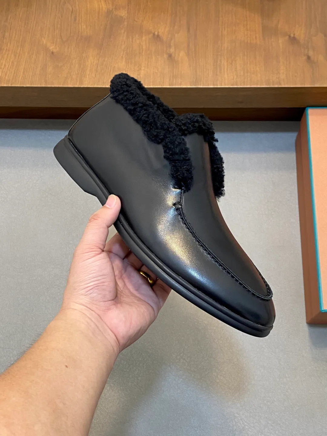 Men's Men's Shoes💰860 LoroPiana/nuoyoupiana men's new autumn and winter wool shoes, Dongguan-made raw materials are in great demand! This casual shoe is made of imported calfskin, with a full wool lining and insole for an extraordinarily comfortable and warm wearing experience. The ultra-light two-color rubber sole creates a charming modern aesthetic. There is an LP logo on the bottom. The style is simple and fashionable, and the upper foot is comfortable, warm and breathable! Comes complete with original box packaging! Size: 39-40-41-42-43-44 standard leather shoe size (45/46 can be customized but does not support returns)